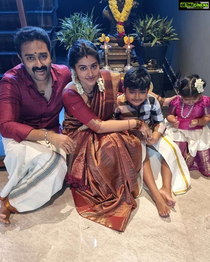 Sneha Instagram - Happy Vinayakar Chathurthi!!!! May Lord Ganesha bless us all with peace n prosperity!!! Ganpathi bappa morya!!!!!!! @prasanna_actor