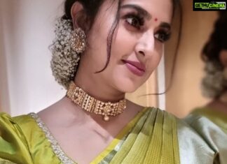 Sneha Instagram - U will never know how strong u r until being strong is ur only choice!!! #knowurstrength #loveurself❤️ MUAH @vijiknr Jewel @bronzerbridaljewellery Saree @kuzhalisilk Blouse @geetuhautecouture Flower @poovai_bridal_flowers