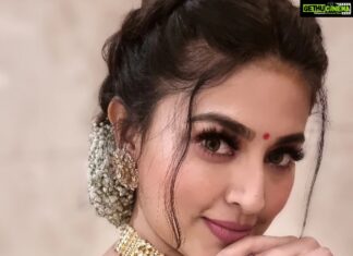 Sneha Instagram - U will never know how strong u r until being strong is ur only choice!!! #knowurstrength #loveurself❤️ MUAH @vijiknr Jewel @bronzerbridaljewellery Saree @kuzhalisilk Blouse @geetuhautecouture Flower @poovai_bridal_flowers