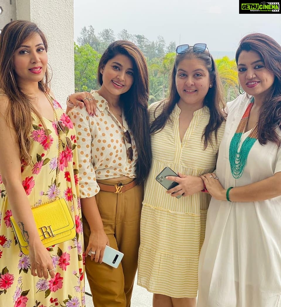 Sneha Instagram - It was a tough yr fr all of us but this yr taught us many things. To b kind, to value simplest things, to cherish wat we hav, to enjoy life with loved ones n lot more.... cherish, value n b kind..... #stayhealthy #cherisheverymoment #holidaymood @renukapraveen @shradhalulla @geetu_sang