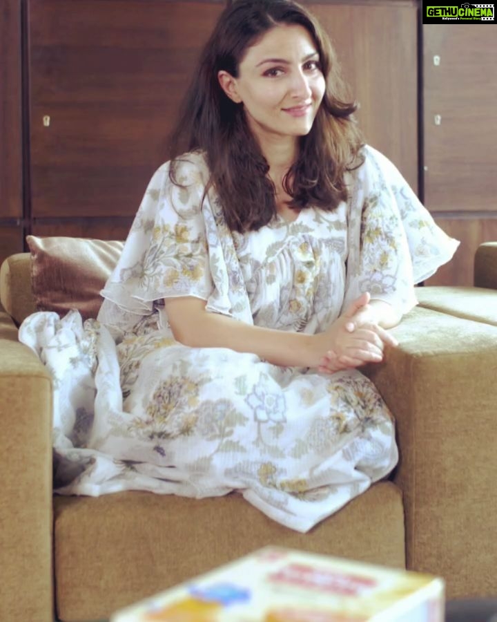 Soha Ali Khan Instagram - #Ad Little children are big bundles of joy and energy; the kind of energy that spreads to everything they touch. Whether it’s a game of tag or yoga or even colouring her favourite drawings, my daughter is usually up and excited about everything that she is a part of! And as her mama, I realise that it’s up to me to ensure that she has all the energy that she needs for her busy schedule. :P Again, it kind of goes without pointing out how important proper nutrition is for my daughter at this stage in her life because it’s not just about filling up her tummy. And this is why I have chosen @nestleceregrow which is a beautiful amalgamation of taste and nutrition, loved by kids all over. It’s packed with several immuno-nutrients, 17 vitamins, minerals, and iron, making every bowl of Ceregrow supremely nutrient-rich and healthy. So, this one’s definitely a go to source for me because after everything said and done, poshan dene aur pet bharne mein farak samajhti hun main. :) #FarakPadtaHai