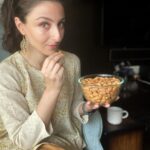 Soha Ali Khan Instagram - Nuts for almonds !! @californiaalmonds #badaampecharcha #californiaalmonds #immunity #health #balanceddiet