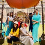 Soha Ali Khan Instagram - Only 3 days to go until you meet my quirky zany dysfunctional family on #kaunbanegishikharwati @zee5 @naseeruddin49 @larabhupathi @kkamra @anyasinghofficial @gauravvkchawla @ananyananya @emmayentertainment @applausesocial