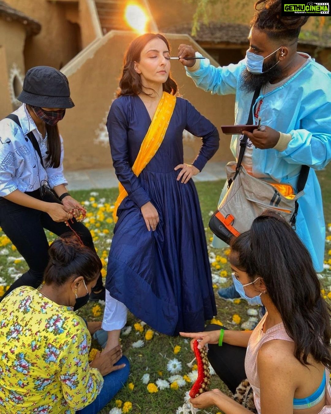 Soha Ali Khan Instagram - To new beginnings on screen and off screen and gratitude for the talents and efforts all those who make it possible #2022 ♥️