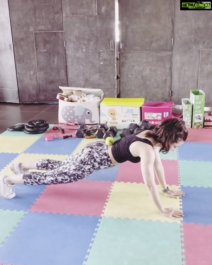 Soha Ali Khan Instagram - Never a dull moment during our Wednesday workouts with @maheshfitnessclub! Just when you think you’ve nailed it there’s a twist … single leg skipping, tennis ball balance push-ups and what can only be described as snake push ups! None of these are technical names for the exercises but what’s in a name?? — as long as it’s working!!