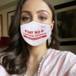 Soha Ali Khan Instagram - Postpartum blues made motherhood tumultuous for several of my friends who turned mothers during the pandemic and that’s why I know a little bit about what battling mental illness feels like. I’m not surprised that 20% of India is now suffering from mental illnesses. It’s now that we come together and support Future Generali’s initiative to fight the next possible pandemic. That’s why I’m going to get these masks by Future Generali. They have always been talking about mental illness and motivating people to do the same. Future Generali is making sure that mental illness is no longer treated as a taboo. They’ve used a symbol of this pandemic to help avoid another possible one. By putting messages regarding mental illnesses on it. So whenever anyone wears it, everyone else sees the message and is inspired to take action and get help. All this so India, you can #UnmaskYourFeelings and you can get your mask today from https://general.futuregenerali.in/unmaskyourfeelings. All the proceeds from sale will go to mental health foundation. Don’t forget to tag @futuregenerali when you upload your picture wearing the mask. #collaboration