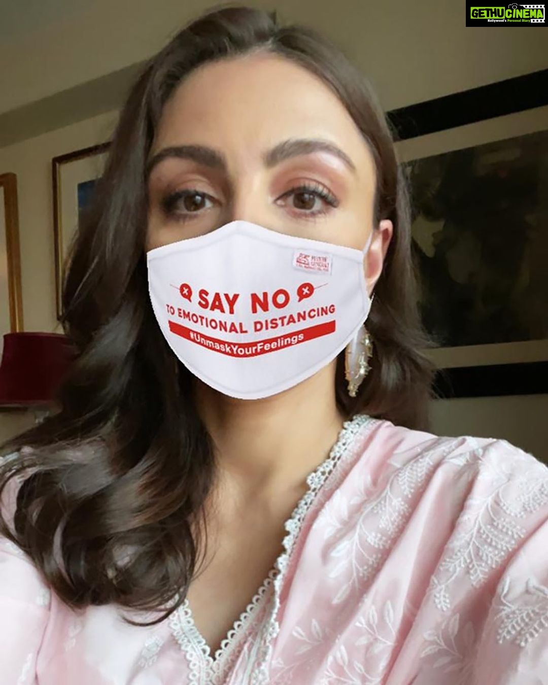 Soha Ali Khan Instagram - Postpartum blues made motherhood tumultuous for several of my friends who turned mothers during the pandemic and that’s why I know a little bit about what battling mental illness feels like. I’m not surprised that 20% of India is now suffering from mental illnesses. It’s now that we come together and support Future Generali’s initiative to fight the next possible pandemic. That’s why I’m going to get these masks by Future Generali. They have always been talking about mental illness and motivating people to do the same. Future Generali is making sure that mental illness is no longer treated as a taboo. They’ve used a symbol of this pandemic to help avoid another possible one. By putting messages regarding mental illnesses on it. So whenever anyone wears it, everyone else sees the message and is inspired to take action and get help. All this so India, you can #UnmaskYourFeelings and you can get your mask today from https://general.futuregenerali.in/unmaskyourfeelings. All the proceeds from sale will go to mental health foundation. Don’t forget to tag @futuregenerali when you upload your picture wearing the mask. #collaboration
