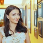 Soha Ali Khan Instagram - #collaboration - So excited to finally have people over! 🥳 Like a good hostess, I’ve made sure my house is fresh & clean with the #GladeTouchAndFresh air freshener which removes bad odour and gives me instant FRESHNESS IN JUST ONE TOUCH! 💚 Tell me in the comments below what you love the most about it - for me it’s how compact and premium the design is! And of course…the lovely fragrance ✨ If you haven’t tried it yet, get your hands on it today! @gladeindia #onetouchfreshness #gladetouchandfresh #gladeairfreshner #ad