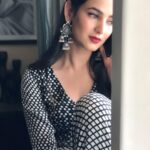 Sonal Chauhan Instagram – dil bhī pāgal hai ki us shaḳhs se vābasta hai….
jo kisī aur kā hone de na apnā rakkhe….
🌸🌸🌸