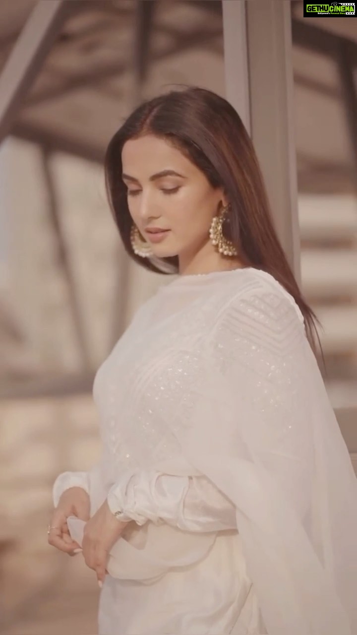 Sonal Chauhan Instagram - This is so beautiful and special. I just hadddd to repost this. Thank you sooo much Anas @unzip_delhi for adding these beautiful words to my video and adding magic ….. ♥️♥️♥️ Eid Mubarak ✨ Voice @oldschoolbastard . . . . . . . . . . . . . . . . . . . . 🎥 @dieppj #love #sonalchauhan #poetry #shayari #unzipdelhi #magic #faith #positivevibes #morning #eidmubarak #eid