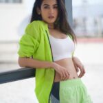 Sonal Chauhan Instagram – Neon Dreams 🔫
.
.
.
.
.
.
.
.
.
.
.
.
.
.
.
.
.
.
.
📸 @dieppj 
#love #sonalchauhan #neon #yoga #fitnessmotivation #fitness #wellness #morning #thursday #athlesiure #sportsbra #neon