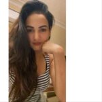 Sonal Chauhan Instagram - The only way we can come this close to each other right now - VIRTUALLY!!! Otherwise pls maintain safe distance 🙏🏻♥️✨ So let’s get close .... Click your close up selfies at home and tag me Stay home.... 🏡 Stay Safe..... 🌸 . . . . . . . . . . . . . . . . . . . . . . . . #love #sonalchauhan #staysafe #stayhome #faith #miracle #white #peace #positivevibes #positivity #beauty #life #lockdown #2021 #wearamask #thursday #morning #reflection #selfie