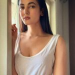 Sonal Chauhan Instagram - Lost is the time which is not past in love.... 🤍🤍🤍 . . . . . . . . . . . . . . . . . . 📸 @himanichauhan #love #sonalchauhan #denim #time #onelife #lockdown #eyes #soul #positivevibes #faith #magic #miracle #sunday #morning