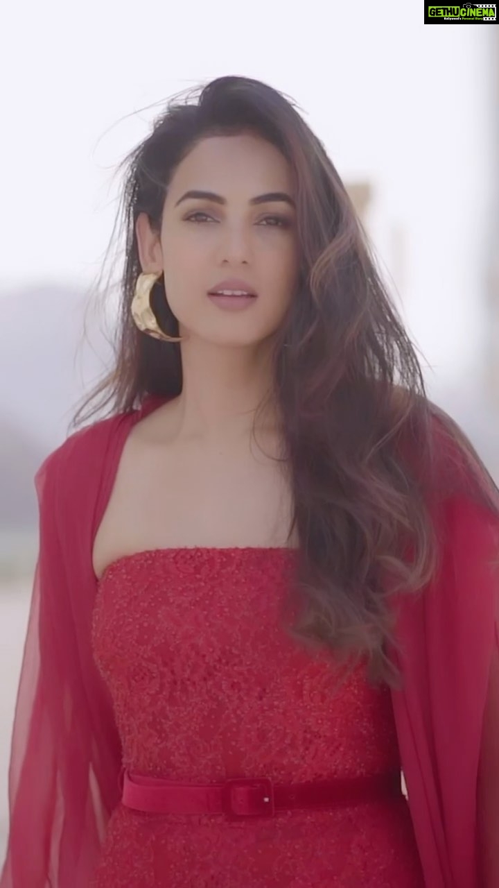 Sonal Chauhan Instagram - फिर भी बनाए बहाने .....♥️♥️♥️ . . . . . . . . . . . . . . . . . . . . . . . . . . . . . 🎥 @dieppj #ॐ #love #sonalchauhan #sonalchauhanreels #reels #reelsofinstagram #reelitfeelit #reelkrofeelkro #red #dress #dreams #sunday #vibes #thoughts #positivevibes #romance #sonalchauhanfans