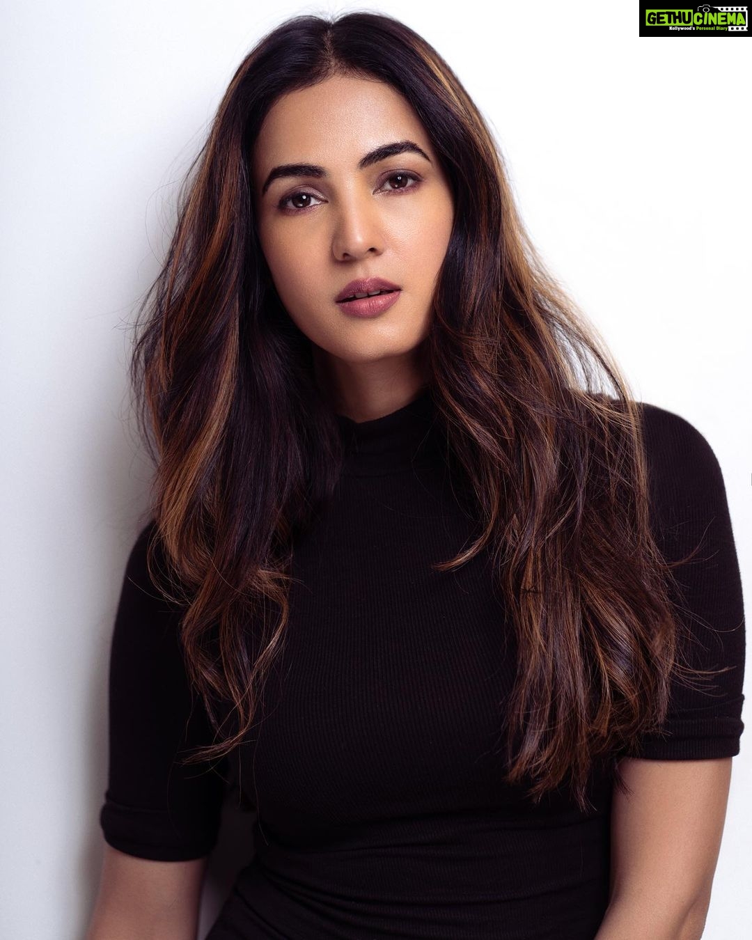 Sonal Chauhan Instagram - ......In any version of reality, I’d find you... and I’d choose you.....♥️♥️♥️ . . . . . . . . . . . . . . . . . . . . . . . . . . . . 📸 @dieppj #love #sonalchauhan #beauty #portrait #photography #positivevibes #passion #magic #faith #miracle #friday #morning #dream #jawline #fashion #sonalchauhanstylefiles #eyes #soul