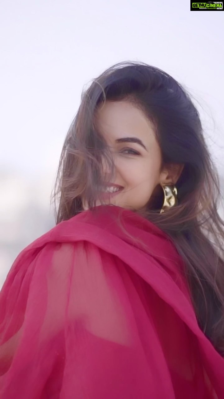 Sonal Chauhan Instagram - Choosing happiness again today !!!! For you too ✨♥️😆 Pls stay home... Stay Safe 😷 . . . . . . . . . . . . 📸 @dieppj Outfit @tarikedizofficial Styled by @stylebysaachivj #love #sonalchauhan #beauty #laugh #live #life #heaven #magic #music #indian #dream #positivevibes #sonalchauhanfans #romance #longing #heart #lockdown #instareels #reels #reelsinstagram #reelsindia #reelitfeelit #happiness #wednesday #stayhome #staysafe #stayhealthy #instagood #video #dreams