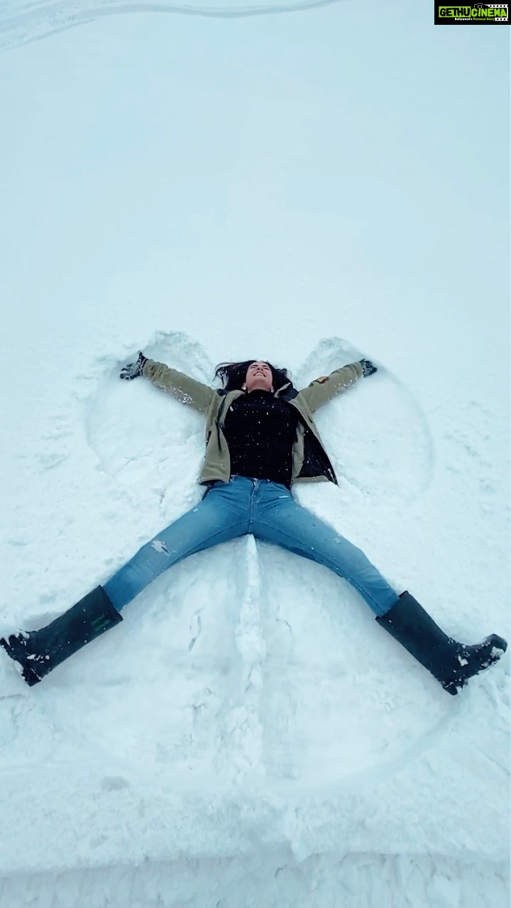 Sonal Chauhan Instagram - Making Snow Angels and memories to perfection πΌπ»πΌπ»πΌπ» . . . . . . . . . . . . . . . . . π₯ @parakhtejas #love #sonalchauhan #sonalchauhantravels #gulmarg #kashmir #snowangel #memories #reelsinstagram #reelitfeelit #instareels #beauty #happiness #travel #reelkarofeelkaro #weekend #friday #evening