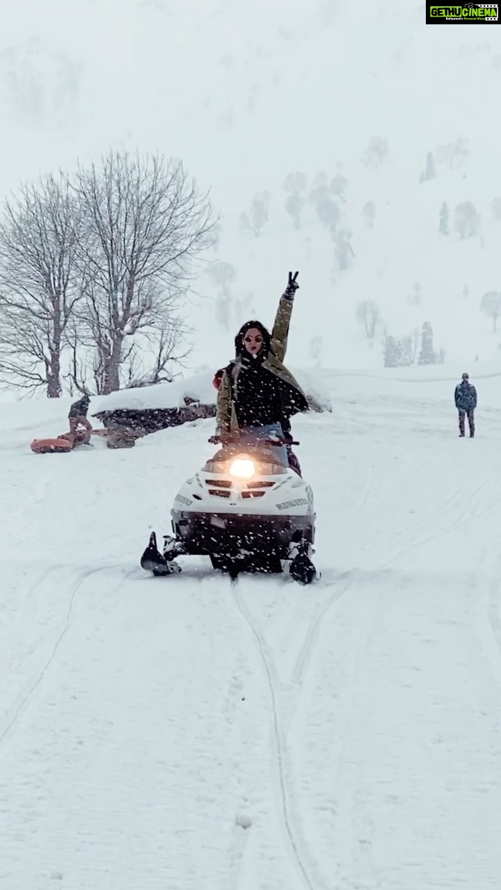 Sonal Chauhan Instagram - Memories through time ❄️☃️❄️ . . . . . . . . . . . . . . . . . . . . . . 🎥 @parakhtejas #love #sonalchauhan #gulmarg #kashmir #snow #snowscooter #happiness #memories #thursday #makingmemories #positivevibes #sonalchauhanfans #magic #reelsinstagram #reelitfeelit #reelkarofeelkaro #reels #tourism #heaven