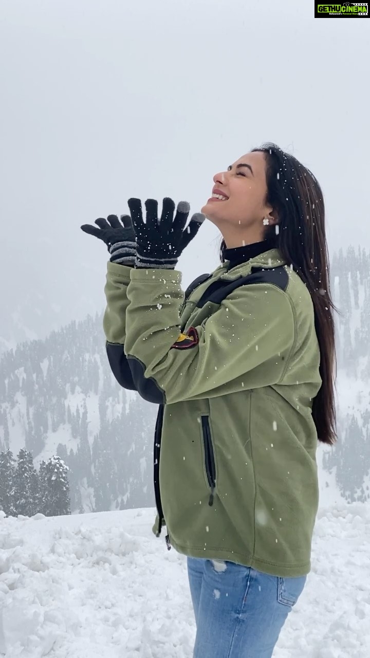 Sonal Chauhan Instagram - Sending you lots of happiness and laughter this Monday morning π€β¨ Kashmir ... you have my heart. You truly are Jannat on earth βοΈπβοΈπ . . . . . . . . . . . . . . . . . π₯ @parakhtejas #ΰ₯ #love #sonalchauhan #magic #beauty #mountains #snow #miracles #love #instareels #reelitfeelit #reelkarofeelkaro #jannat #heaven #heavenonearth #gulmarg #kashmir #sonalchauhanfans #sonalchauhantravels #blessings #faith #magicalday #monday #nomondayblues #bollywood #faith #blessed #positivevibes #positivity #happiness #laughter