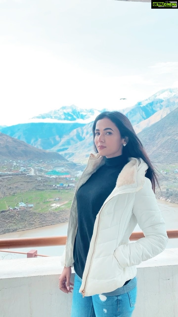 Sonal Chauhan Instagram - I’ve been telling you , i can do magic ✨🏔🤩 . . . . . . . . . . . . 🎥 @parakhtejas #love #sonalchauhan #beauty #magic #music #cover #raabta #indian #dream #positivevibes #sonalchauhanfans #sonalchauhansinging #romance #longing #heart #bollywoodmusic #weekendvibes #instareels #reels #reelsinstagram #reelsindia #reelitfeelit #kashmir #uri #heaven #jannat #saturday #evening