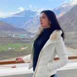 Sonal Chauhan Instagram - Rehna tu... Hai jaisa tu... ❄️🏔💞 How can i not just stand and stare at you in awe each time Kashmir.... Your beauty is incomparable. No words are enough to describe this beauty ✨💖✨ My heart belongs to you 🏔✨ . . . . . . . . . . . . . . . . 📸 @parakhtejas #ॐ #love #sonalchauhan #friday #peace #kashmir #uri #positivevibes #positivity #possibilities #beauty #faith #life #magic #happiness #happygirl #sun #fitness #newyear #newbeginnings #miracle #sunlight #hoodie #sweater #golden #gold #magichour #evening #mountains #mountaingirls Uri, Jammu And Kashmir, India
