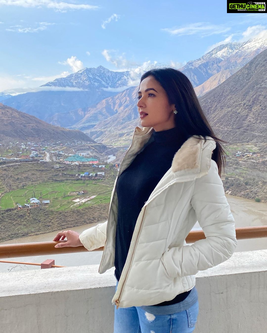 Sonal Chauhan Instagram - Rehna tu... Hai jaisa tu... ❄️🏔💞 How can i not just stand and stare at you in awe each time Kashmir.... Your beauty is incomparable. No words are enough to describe this beauty ✨💖✨ My heart belongs to you 🏔✨ . . . . . . . . . . . . . . . . 📸 @parakhtejas #ॐ #love #sonalchauhan #friday #peace #kashmir #uri #positivevibes #positivity #possibilities #beauty #faith #life #magic #happiness #happygirl #sun #fitness #newyear #newbeginnings #miracle #sunlight #hoodie #sweater #golden #gold #magichour #evening #mountains #mountaingirls Uri, Jammu And Kashmir, India