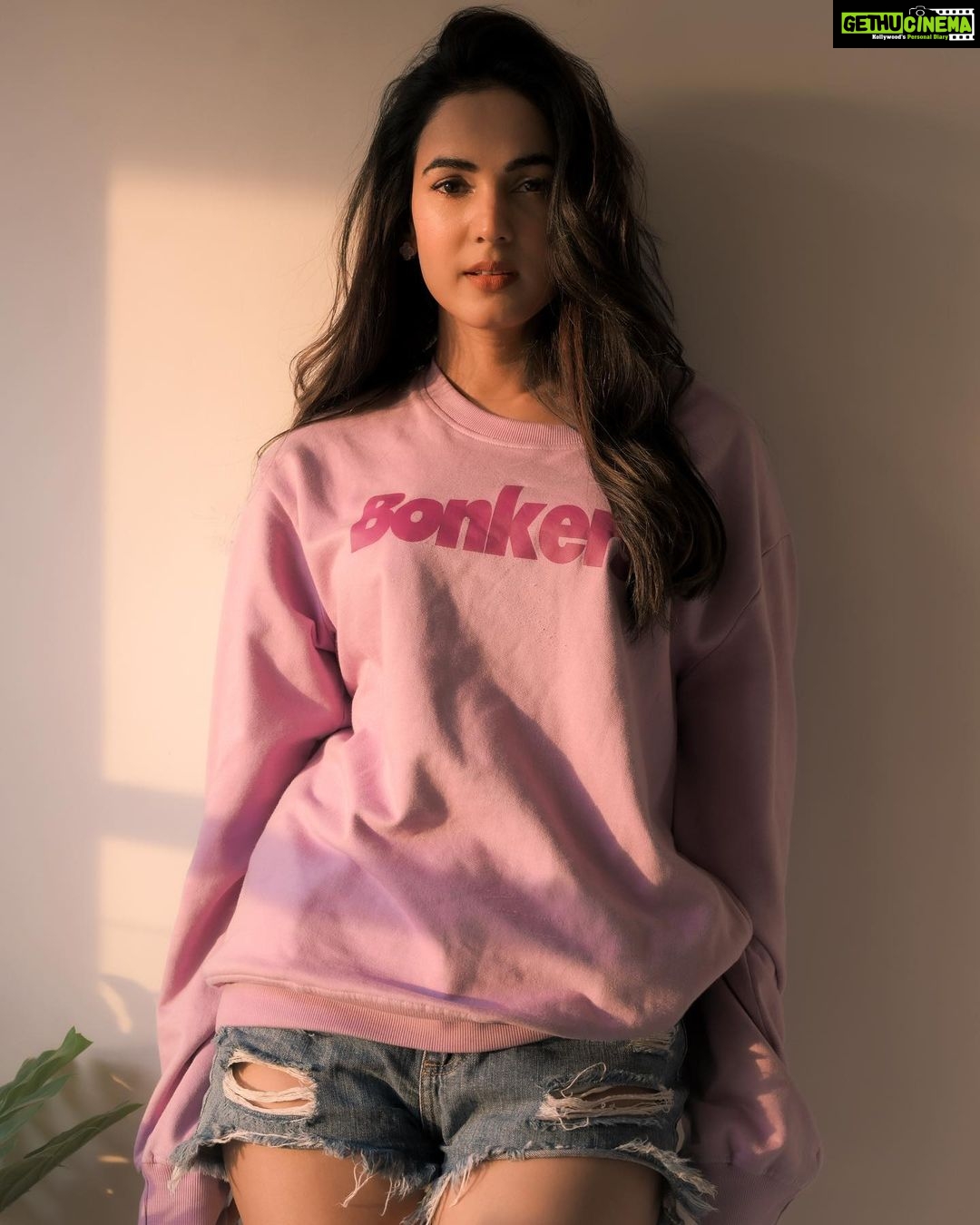 Sonal Chauhan Instagram - Sunshine Child ✨💖✨ . . . . . . . . . . . . . . . . 📸 @assd_khan @mdaftabk #ॐ #love #sonalchauhan #thursday #peace #positivevibes #positivity #possibilities #beauty #hair #faith #lifestyle #life #magic #happiness #happygirl #sun #fitness #newyear #newbeginnings #miracle #sunlight #hoodie #sweater #golden #gold #magichour