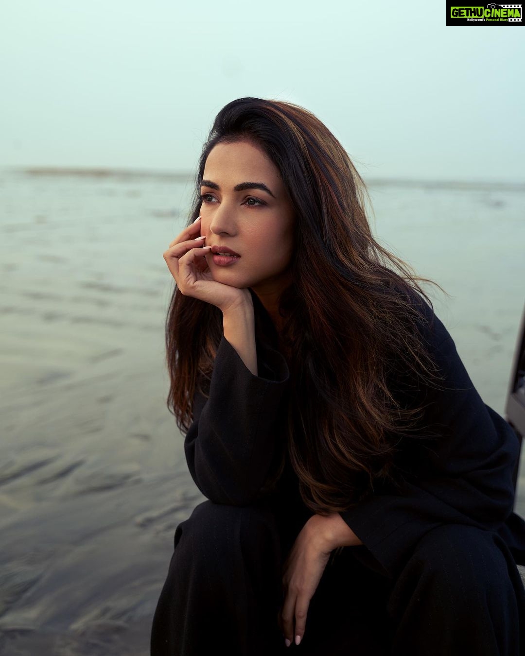 Sonal Chauhan Instagram - Here’s to the ones who dream .... Foolish as they may seem.... Here’s to the hearts that ache.... Here’s to the hearts that break.... Here’s to mess we make .... 🖤✨♥️ . . . . . . . . . . . . . . . . . . . . . . . . 📸 @dieppj #love #sonalchauhan #dreams #dreamscometrue #beauty #sea #sand #love #saturday #morning #positivevibes #magic #miracle #faith