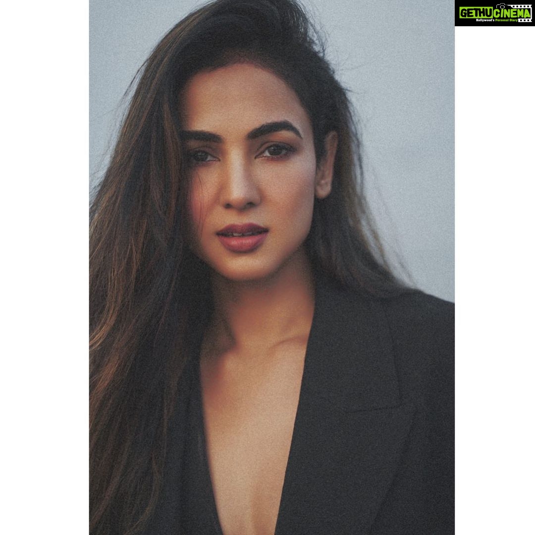 Sonal Chauhan Instagram - I see my beauty in you.... I become a mirror that cannot close its eyes to your longing..... My eyes wet with yours in the early light.... We become these words we say, a wailing sound moving out into the air..... These thousands of worlds that rise from nowhere, how does your face contain them? π€πͺπ€ . . . . . . . . . . . . . . . . πΈ @dieppj #love #sonalchauhan #poetry #positivevibes #portrait #photography #poetsofinstagram #magic #allure #eyes #sonalchauhanfans #looks #always
