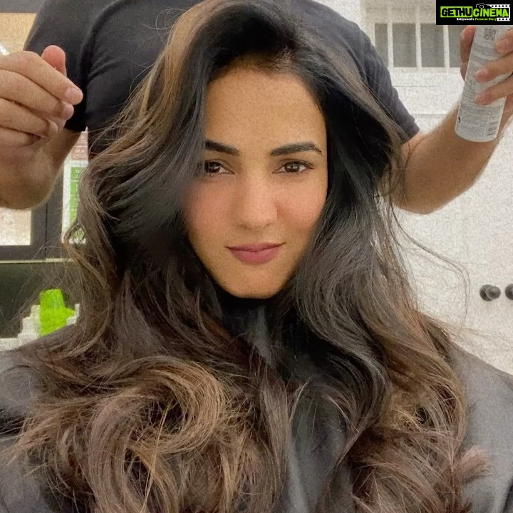 Sonal Chauhan Instagram - Nothing like a good hair day .... And with @vipulchudasamaofficial , it’s always a great hair day 💯♥️💇♀️ @vipulchudasamasalon . . . . . . . . . . . . . . . . . . #love #sonalchauhan #hair #hairstyles #salon #salonlife #vipulchudasamasalon #mumbai #mumbaisalon #bandra #magic #haircolor #tuesday