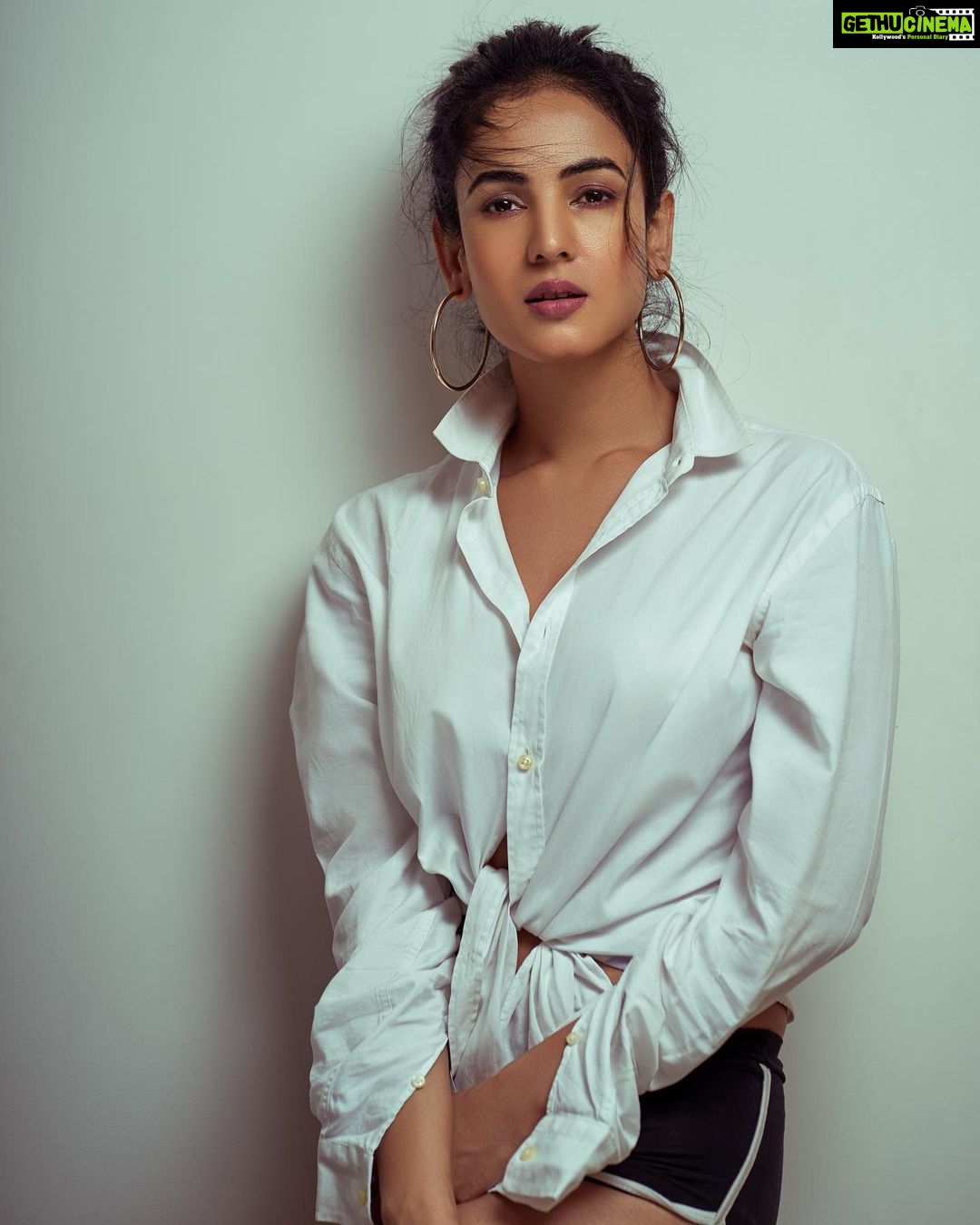 Sonal Chauhan Instagram - Ah.... That moment when we look at someone for the first time and .... 💖✨😍 That moment of “Love at first sight” 😍🥰 Have you had that moment yet? Would you agree that it’s one of the better moments in life ??? Do you think everyone must experience it once in their lives ??? . . . . . . . . . . . . . . . . . . . 📸 @dieppj #ॐ #love #sonalchauhan #saturday #peace #positivevibes #positivity #possibilities #beauty #eyes #believe #loveatfirstsight #faith #lifestyle #life #valentine #vibes #magic #momemts #beautifulmoments #happykissday #kiss