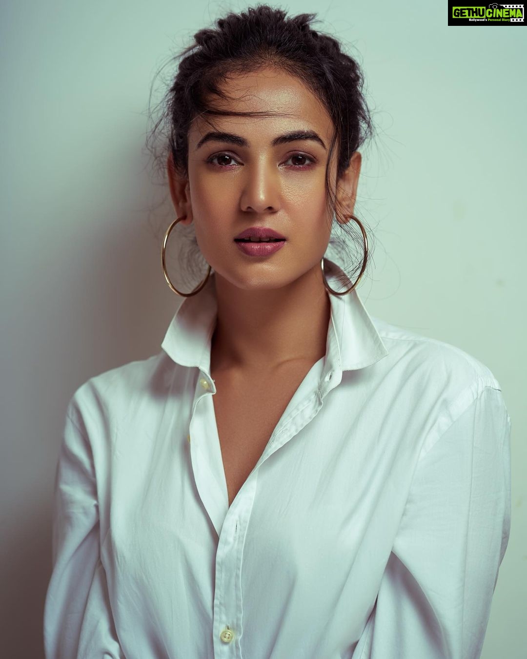 Sonal Chauhan Instagram - Maybe it’s me, Maybe it’s loads of moisturiser and my @fentybeauty highlighter ✨🧚🏻♀️ . . . . . . . . . . . . . . 📸 @dieppj #ॐ #sonalchauhan #love #skin #makeup #highlighter #skincare #moisturizer #fentybeauty #esteelauder #hydration #skinhydration #skincareroutine #pamperyourskin #positivevibes #positivity #magic #beauty #healthyskin #glowingskin #glow #rihanna #tuesday #eyes #portrait #photography