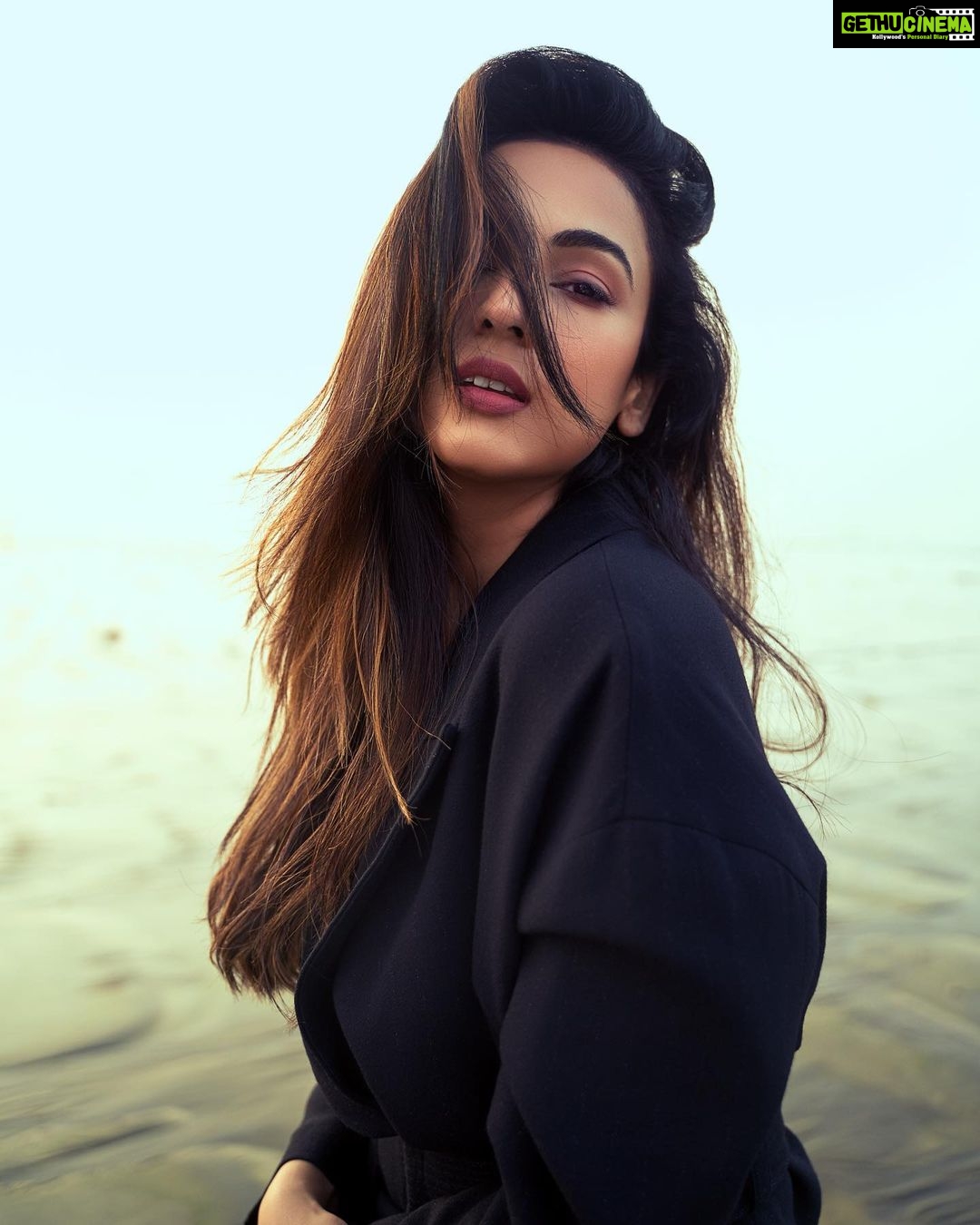 Sonal Chauhan Instagram - Take me back to the night we met .... đâ¨đŚđ§ââď¸ . . . . . . . . . . . . . đ¸ @dieppj #༠#love #sonalchauhan #saturday #favoriteday #peace #positivevibes #positivity #possibilities #beauty #hair #faith #lifestyle #life #magic #happiness #happygirl #sea #ocean #waves #sand #sun #fitness #beach #beachlife #2021 #newyear #newbeginnings