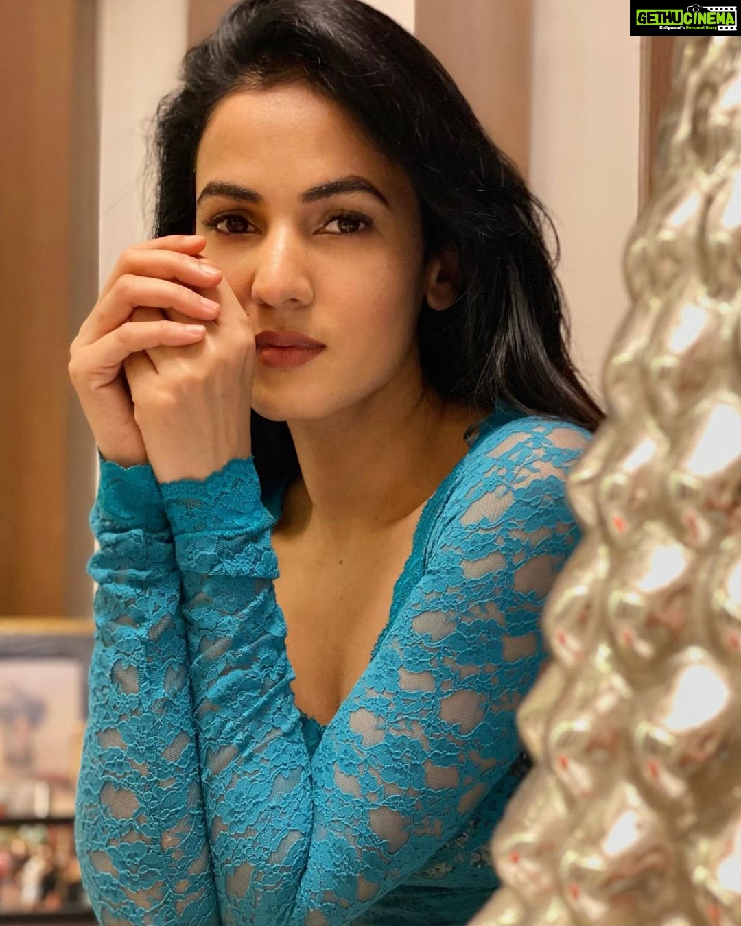 Sonal Chauhan Instagram - If you could read my mind, what would you say are my thoughts ??? 🌸🌸🌸 . . . . . . . . . . . . . . . . . . . . . . 📸 @himanichauhan #ॐ #love #sonalchauhan #tuesday #peace #positivevibes #positivity #possibilities #beauty #hair #faith #lifestyle #life #magic #happiness #happygirl #sun #fitness #newyear #newbeginnings #miracle #sunlight #hoodie #sweater #eyes