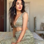 Sonal Chauhan Instagram - अपने चेहरे से जो ज़ाहिर है छुपायें कैसे .... तेरी मर्ज़ी के मुताबिक नज़र आयें कैसे .... ~ वसीम बरेलवी . . . . . . . . . . . . . . . . . Outfit @monikanidhii Styled by @d_devraj 📸 @himanichauhan #love #sonalchauhan #indian #indianfashion #poetry #magic #positivevibes #lehenga #eyes #shayari #morning