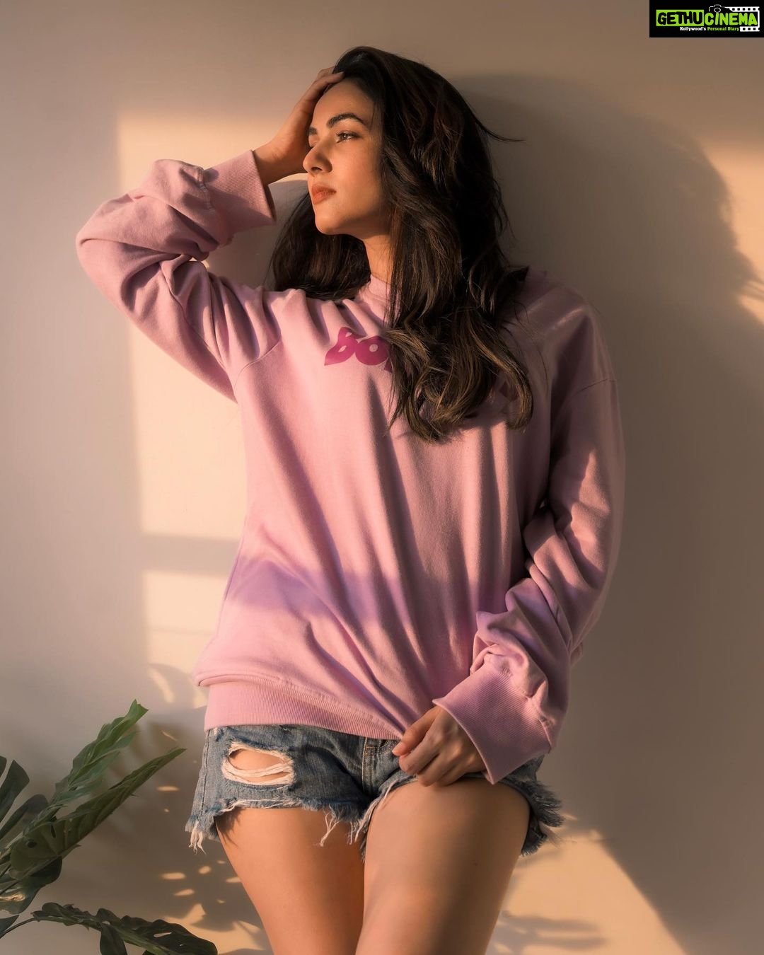 Sonal Chauhan Instagram - Golden Dreams ✨💖✨ . . . . . . . . . . . . . . . . 📸 @assd_khan @mdaftabk #ॐ #love #sonalchauhan #monday #peace #positivevibes #positivity #possibilities #beauty #hair #faith #lifestyle #life #magic #happiness #happygirl #sun #fitness #newyear #newbeginnings #miracle #sunlight #hoodie #sweater #golden #gold #magichour