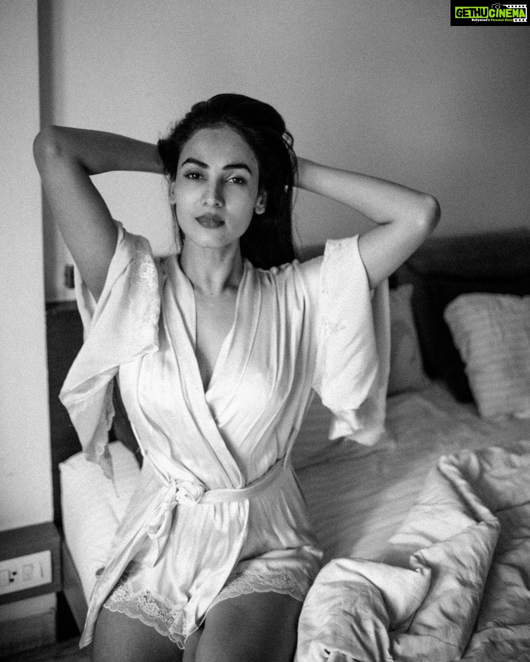 Sonal Chauhan Instagram - To fresh and new beginnings....â¨đ . . . . . . . . . . . . . . . . . . . . . . . đ¸ @bharat_rawail #༠#love #sonalchauhan #friday #peace #positivevibes #positivity #possibilities #beauty #hair #faith #lifestyle #life #magic #happiness #happygirl #sun #fitness #newbeginnings #bed #bedroom #morning #blackandwhite #photography #art #stories #storiesnotpictures