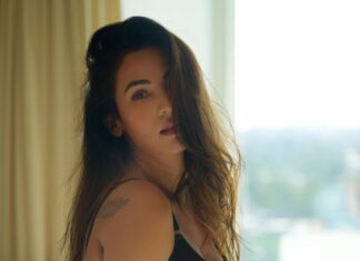 Sonal Chauhan Instagram - Let us rise to the skies with love …. ♥️🌪♥️ . . . . . . . . . . . . . . . . . . . . . . . . . . . . . . . . . . . . . . . 📸 @dieppj #love #sonalchauhan #sunkissed #morning #sunlight #peace #calm #blessed #work #nomakeup #skincare #skin #sun #tuesday