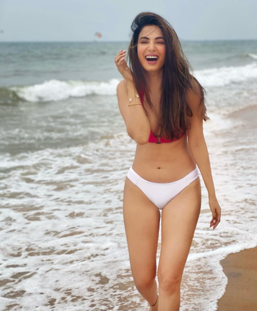 Sonal Chauhan Instagram - Choose Happiness.... Today ... Tomorrow ... Always 💖✨🧜‍♀️ . . . . . . . . 📸 @stuti.singh #ॐ #love #sonalchauhan #friday #favoriteday #peace #positivevibes #positivity #possibilities #beauty #hair #faith #lifestyle #life #magic #happiness #happygirl #sea #ocean #waves #sand #sun #fitness #beach #beachlife #goa #2021 #newyear #newbeginnings