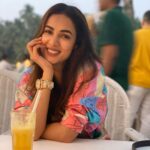 Sonal Chauhan Instagram – A whole lot of Vitamin C before Vitamin Sea 🍊🥤🌊😁
.
.
.
.
.
.
.
.
.
.
.
.
.
.
.
.
.
📸 @stuti.singh 
#ॐ #love #sonalchauhan #monday #favoriteday #peace #positivevibes #positivity #possibilities #beauty #hair #faith #lifestyle #life #orange #juice #favoritedrink #smile #magic #happyholidays