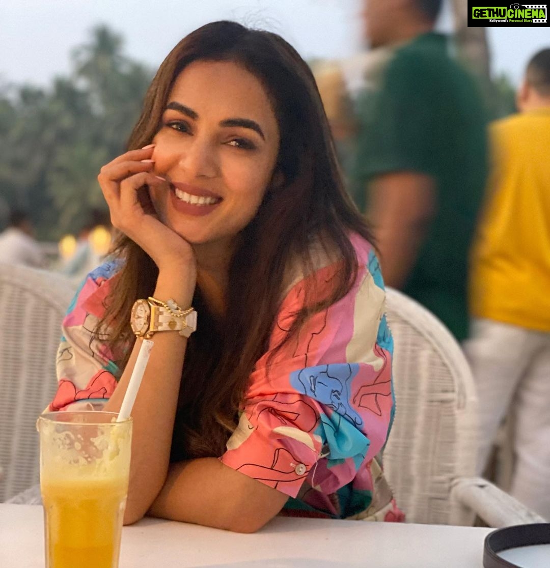 Sonal Chauhan Instagram - A whole lot of Vitamin C before Vitamin Sea 🍊🥤🌊😁 . . . . . . . . . . . . . . . . . 📸 @stuti.singh #ॐ #love #sonalchauhan #monday #favoriteday #peace #positivevibes #positivity #possibilities #beauty #hair #faith #lifestyle #life #orange #juice #favoritedrink #smile #magic #happyholidays