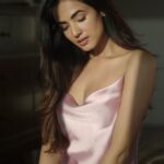 Sonal Chauhan Instagram - Here’s to the ones who dream .... As foolish as they may seem Here’s to the hearts that ache .... Here’s to mess we make .... 🌸💗🌸 . . . . . . . . . . . . . . . . . . . . . . 📸 @dieppj #ॐ #sonalchauhan #love #light #positivevibes #beauty #skin #eyes #Thursday #pink #sunkissed #sun #sunlight #blessed
