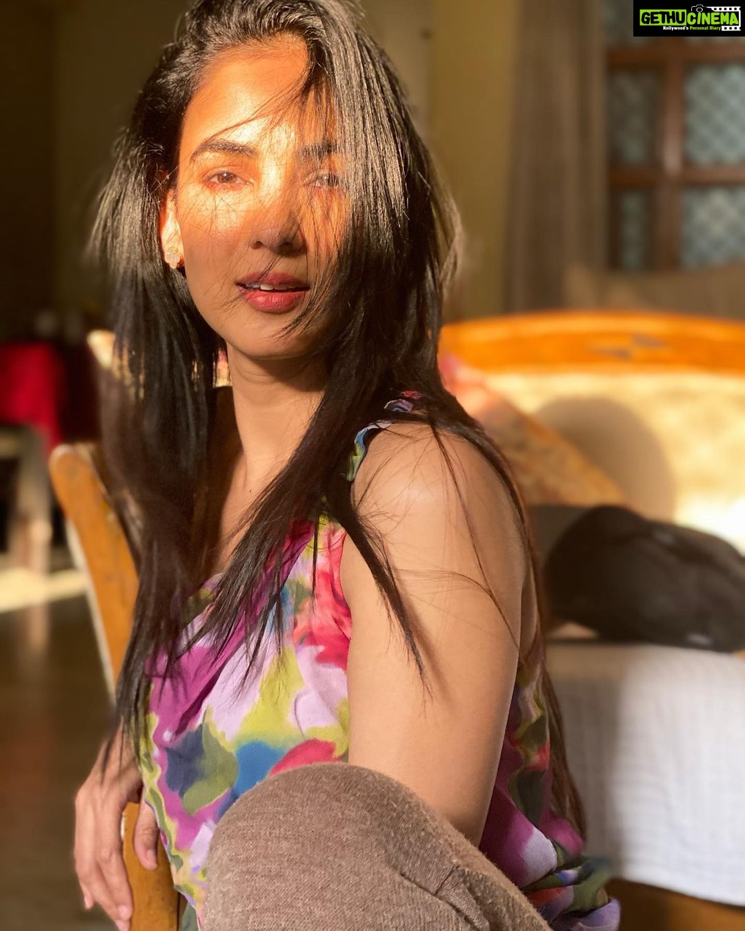 Sonal Chauhan Instagram - On the green of the hill... We will drink our fill... Of golden sunshine, Till our brains intertwine... ~ John Keats βοΈπβ¨ . . . . . . . . . . . . . . πΈ @stutisengarchauhaan #love #sonalchauhan #sun #sunshine #beauty #nature #magic #miracle #faith #morning #morningsun #eyes #poetry #keats #johnkeats #tuesday