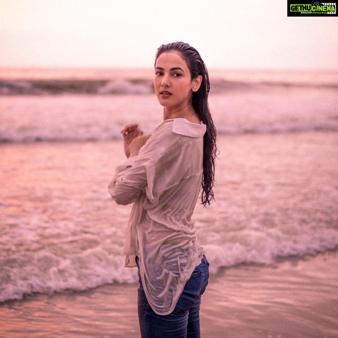 Sonal Chauhan Instagram - Poetry at the wrong time is madness .... Poetry at the right time is magic .... 🧜♀️ 🌊 📸 @bharat_rawail . . . . . . . . . . . . #love #sonalchauhan #magic #poetry #madness #beauty #ocean #abundance #positivevibes #photography #pictureoftheday #waves #live #laugh #soakedinshiv #sunday #thoughts #atticuspoetry