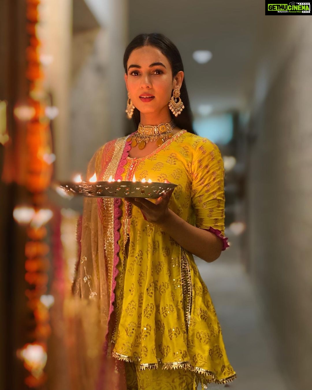Sonal Chauhan Instagram - दिवाली की शुभकामनाएँ ✨🪔 Love and light ✨💫✨ . . . . . . . . . . . . 📸 @himanichauhan Outfit by @maayera_jaipur Coordinated by @stylegurukul Jewellery by @koharbykanika @uncuts_thepolkistory @vblitzcommunications #ॐ #love #light #laughter #diwali #festival #indian #sonalchauhan #positivevibes #positivity #magic #miracle #faith #indianfestival #sunday