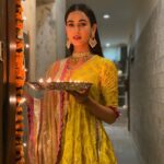 Sonal Chauhan Instagram – दिवाली की शुभकामनाएँ ✨🪔
Love and light ✨💫✨
.
.
.
.
.
.
.
.
.
.
.
.
📸 @himanichauhan 
Outfit by @maayera_jaipur 
Coordinated by @stylegurukul 
Jewellery by @koharbykanika @uncuts_thepolkistory 
@vblitzcommunications 
#ॐ #love #light #laughter #diwali #festival #indian #sonalchauhan #positivevibes #positivity #magic #miracle #faith #indianfestival
