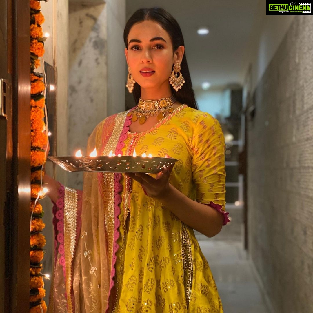 Sonal Chauhan Instagram - दिवाली की शुभकामनाएँ ✨🪔 Love and light ✨💫✨ . . . . . . . . . . . . 📸 @himanichauhan Outfit by @maayera_jaipur Coordinated by @stylegurukul Jewellery by @koharbykanika @uncuts_thepolkistory @vblitzcommunications #ॐ #love #light #laughter #diwali #festival #indian #sonalchauhan #positivevibes #positivity #magic #miracle #faith #indianfestival