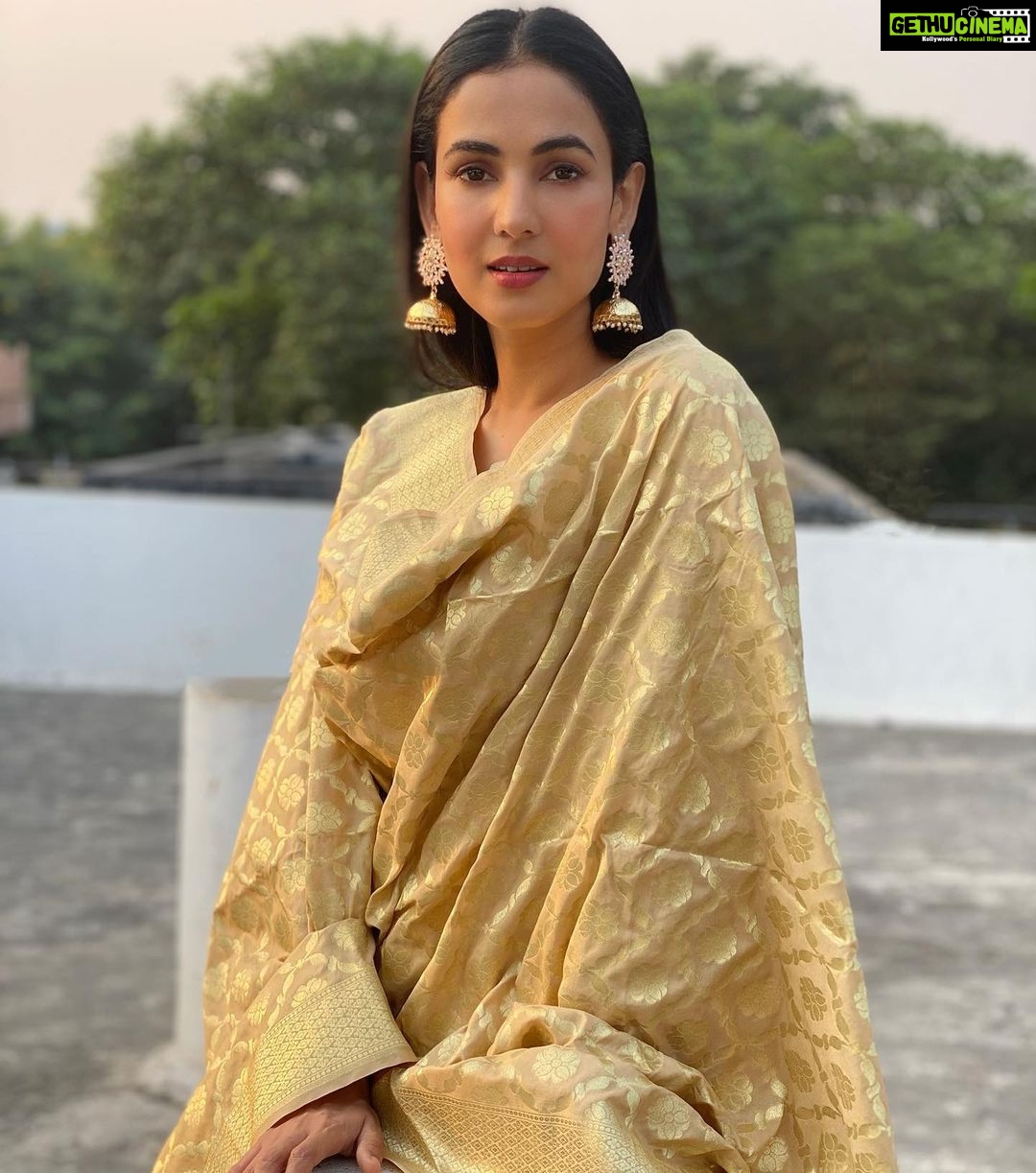 Sonal Chauhan Instagram - May the good triumph over the evil, Always... May we triumph over our own demons too, the bad within us, the bad thoughts and anything that doesn’t serve us. Happy Dussehra to all of us ✨🌸🔱 . . . . . . . . . . . . 📸 @stutisengarchauhaan #love #sonalchauhan #dussehra #triumph #goodoverevil #victory #indian #golden #positivevibes #positivity #magic #miracle #faith #sunday