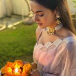 Sonal Chauhan Instagram - 🪔✨🪔 शुभ दीपावली 🪔✨🪔 . . . . . . . . . . . . . . . . . . . . . . . . . . . . . . . . Jewels by @sehgaljewels #ॐ #sonalchauhan #diwali #2021 #indian #festival #festivalfashion #indianfashion #jewellery #happydiwali #saree #prosperity #blessed