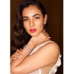 Sonal Chauhan Instagram - ✨🦢✨🦢 . . . . . . . . . . . . . HMU @vijaysharmahairandmakeup 📸 @shivamguptaphotography #love #sonalchauhan #beauty #glow #eyes #magic #miracle #faith #yeah #photography #tan #skin #makeup #hair #lipstick #eyeshadow #thursday